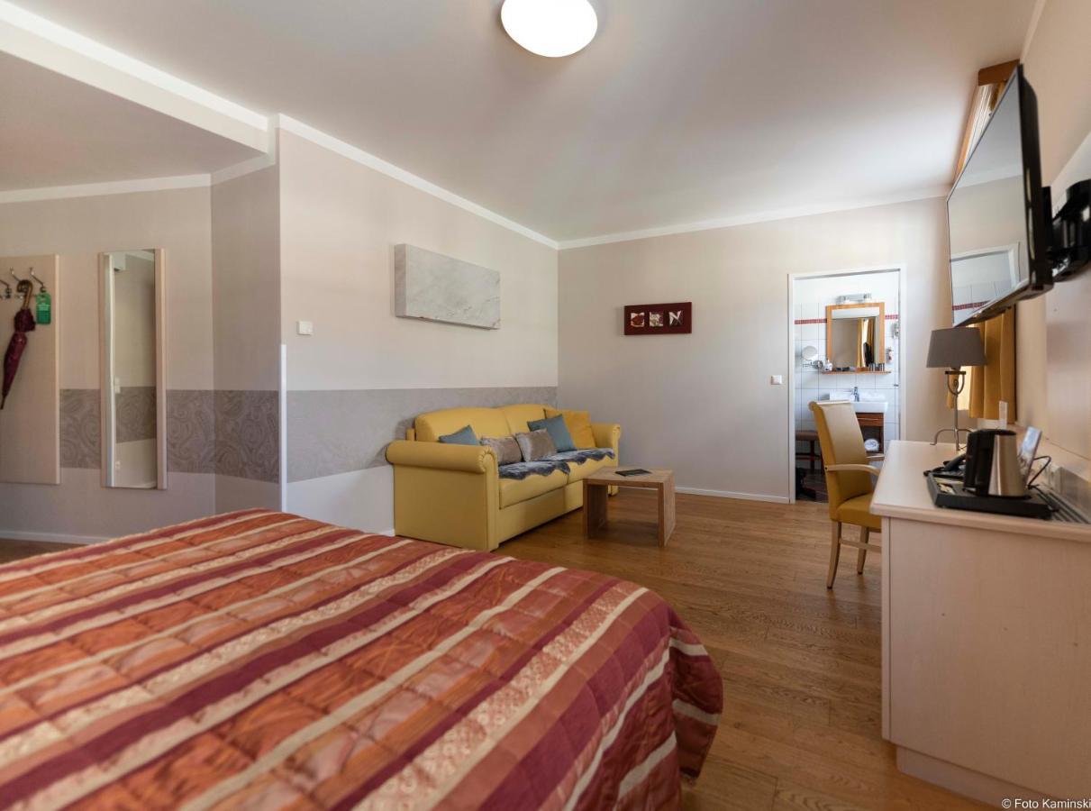 Winzerhotel Гумпольдскирхен Экстерьер фото